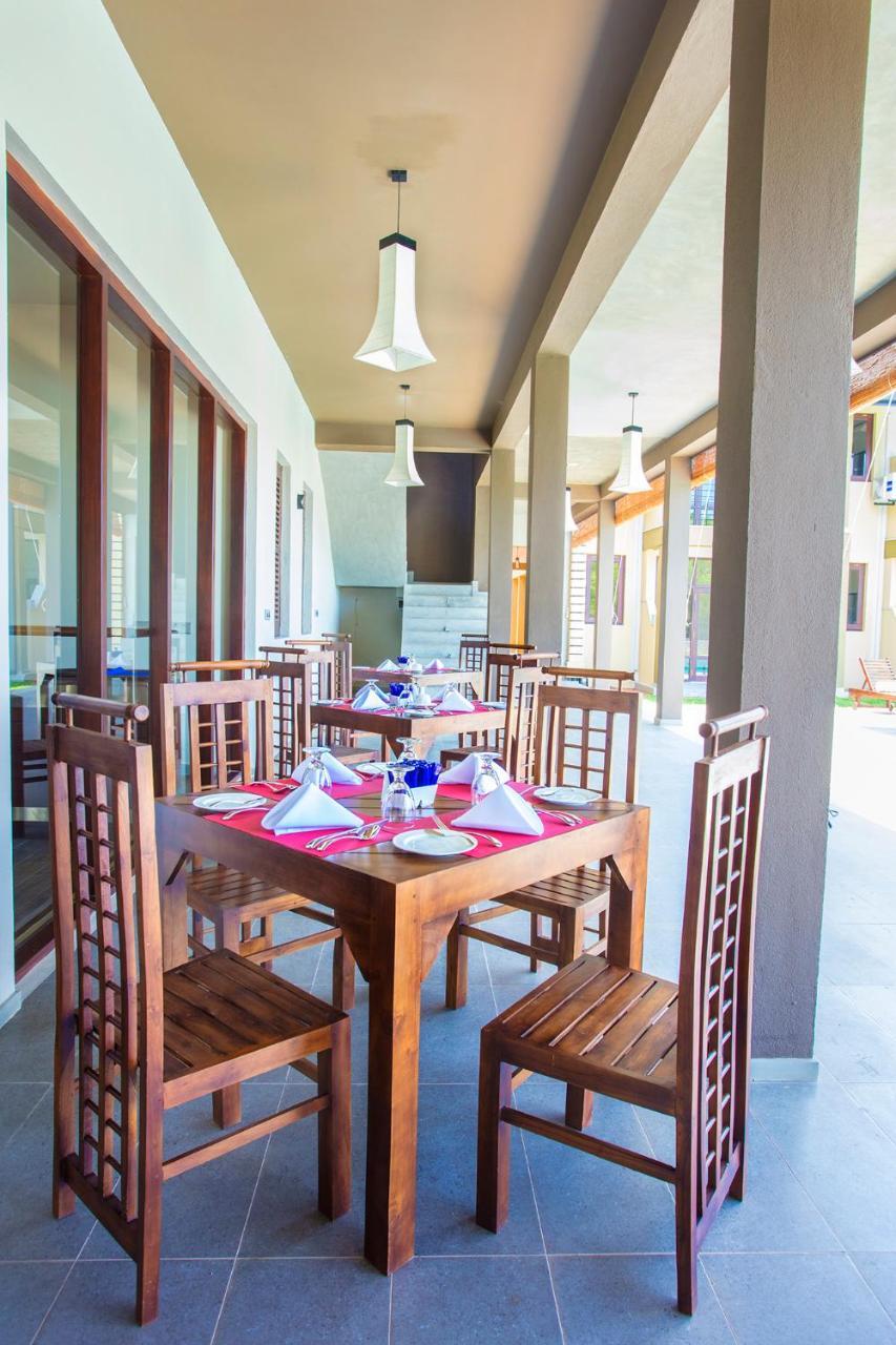 Amora Lagoon Hotel Katunayaka Bagian luar foto