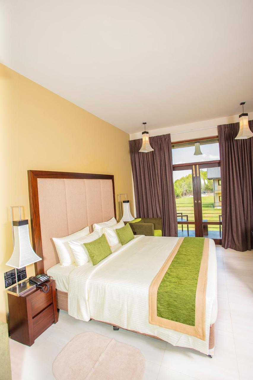 Amora Lagoon Hotel Katunayaka Bagian luar foto