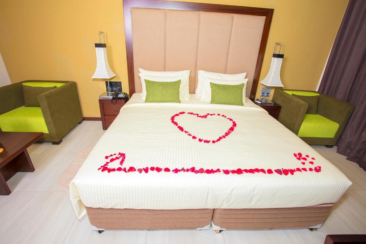 Amora Lagoon Hotel Katunayaka Bagian luar foto