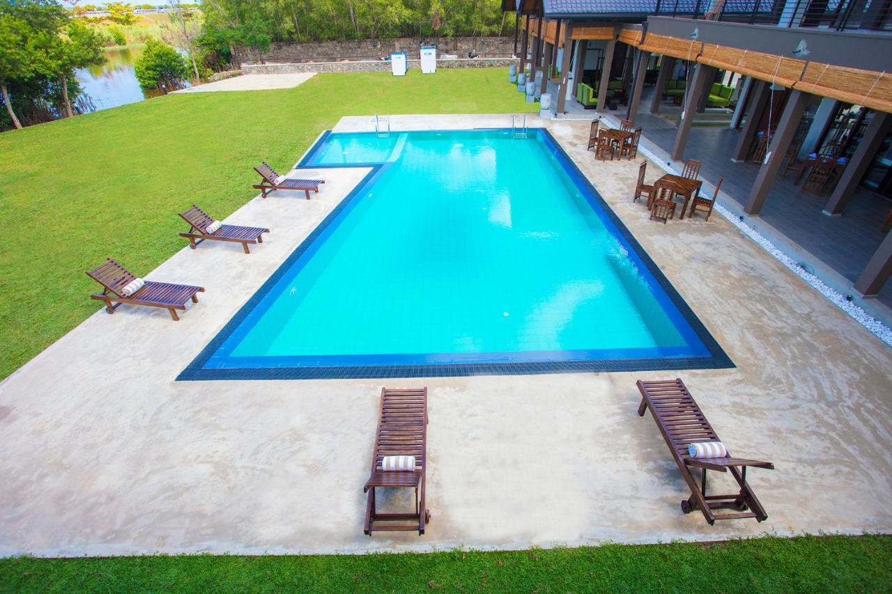 Amora Lagoon Hotel Katunayaka Bagian luar foto