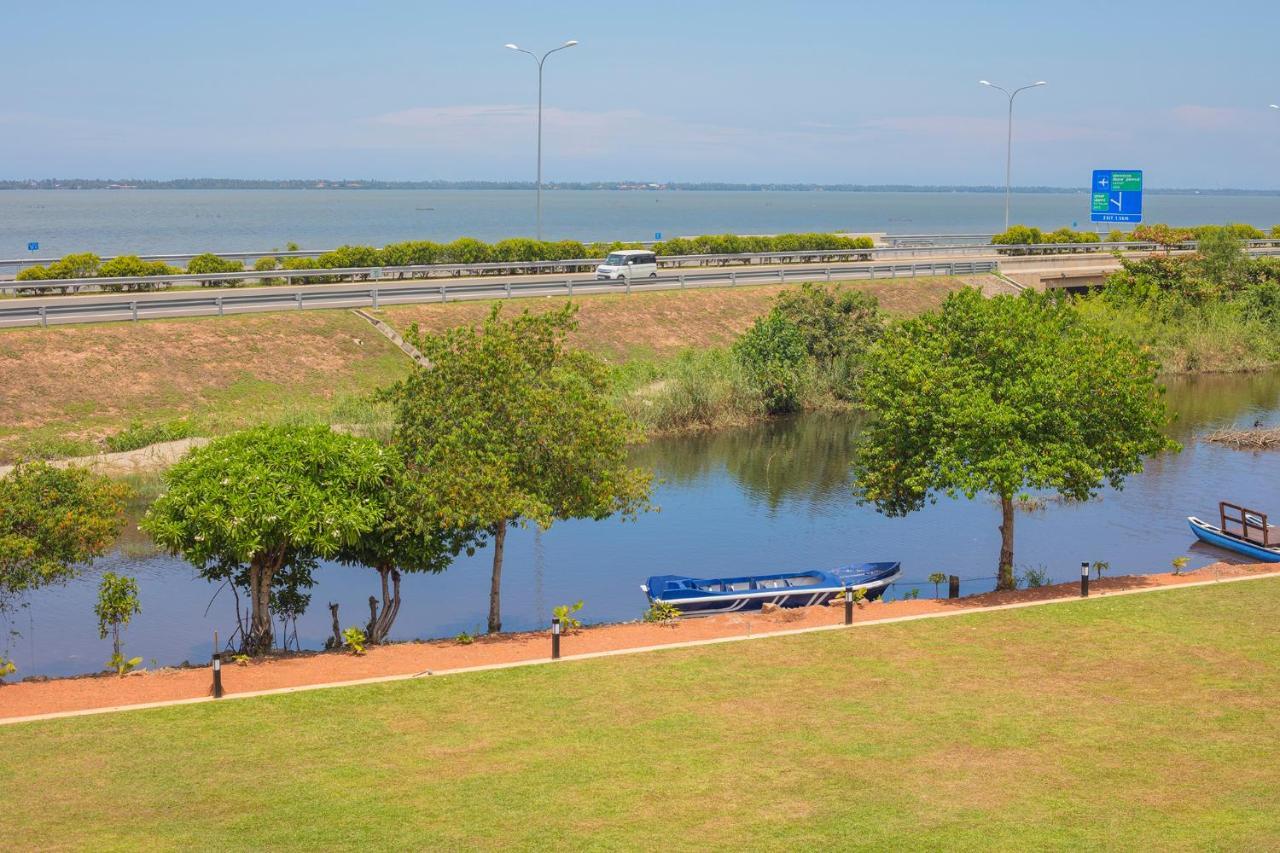 Amora Lagoon Hotel Katunayaka Bagian luar foto