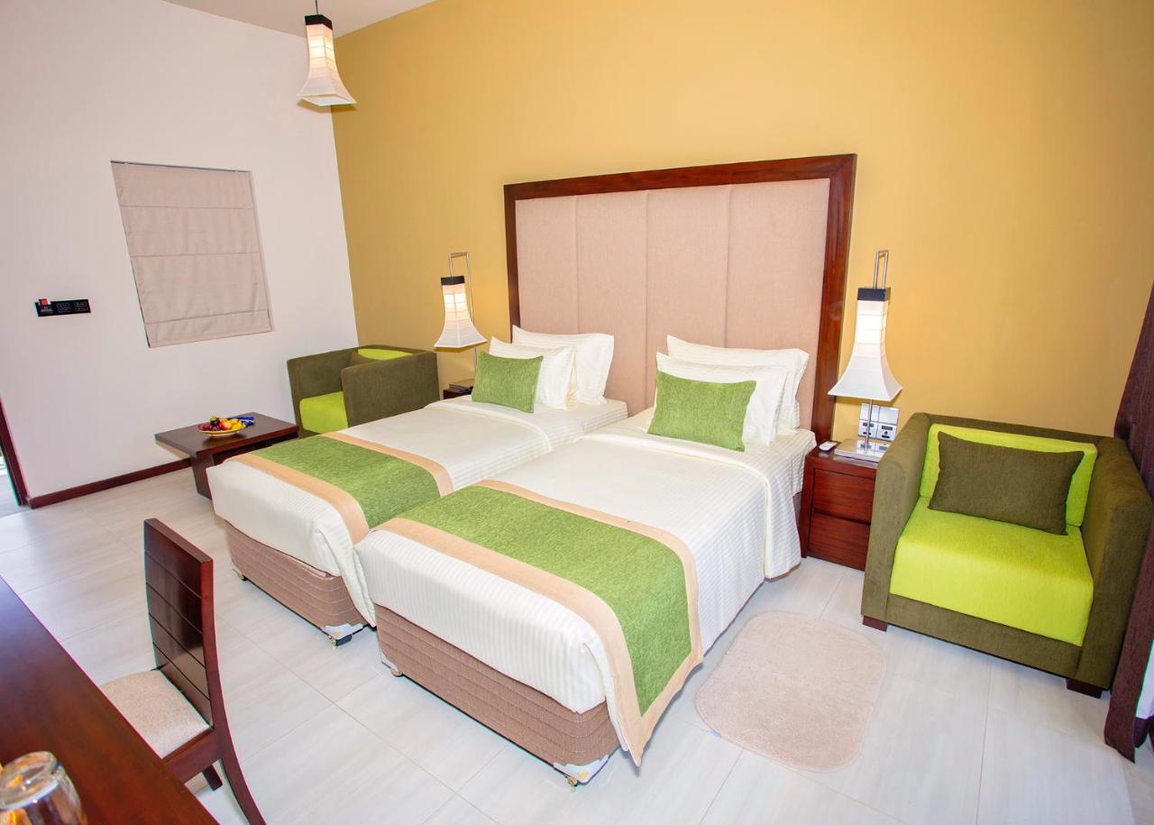 Amora Lagoon Hotel Katunayaka Bagian luar foto