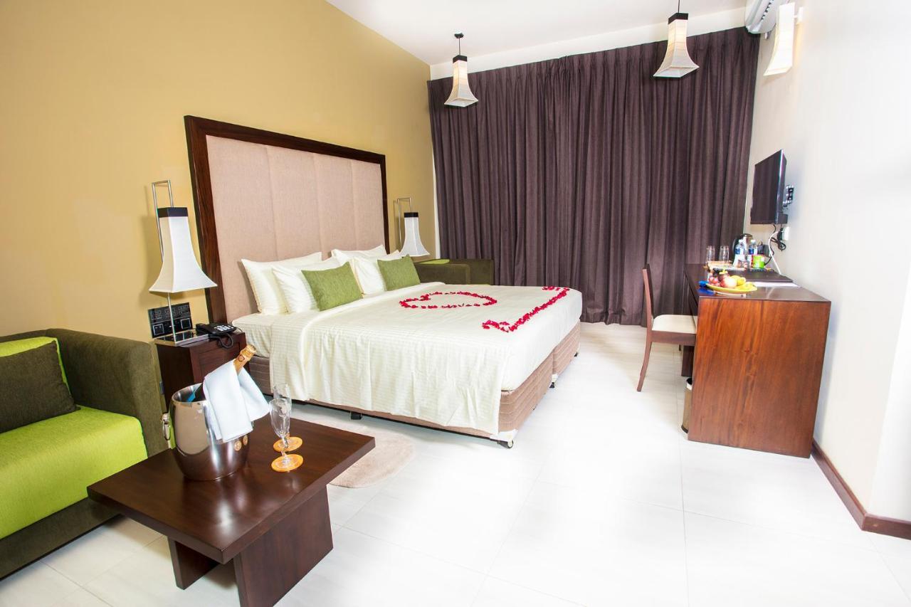 Amora Lagoon Hotel Katunayaka Bagian luar foto