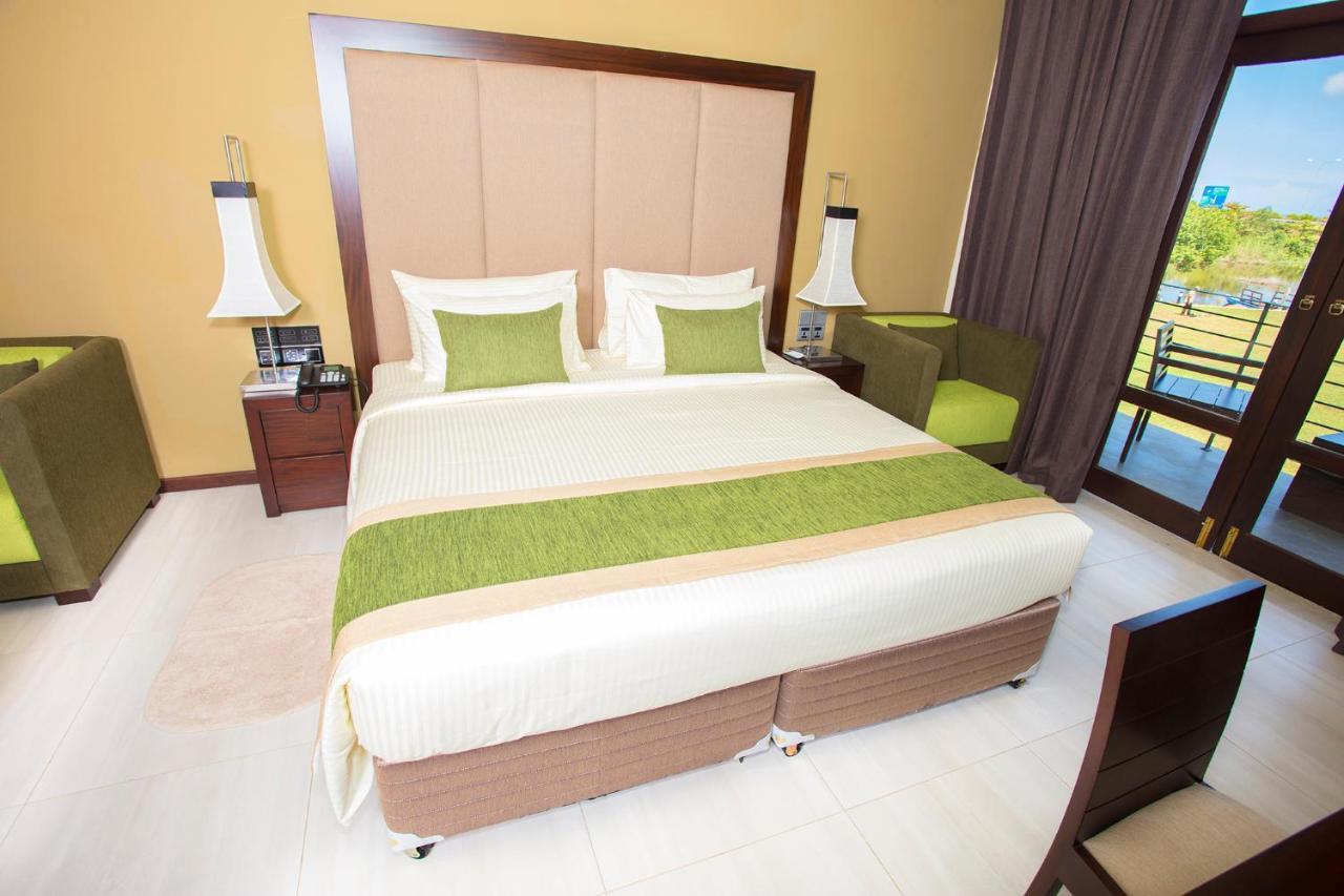 Amora Lagoon Hotel Katunayaka Bagian luar foto