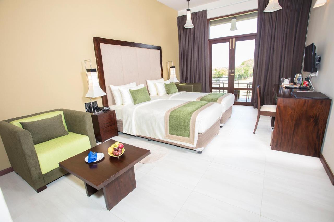 Amora Lagoon Hotel Katunayaka Bagian luar foto