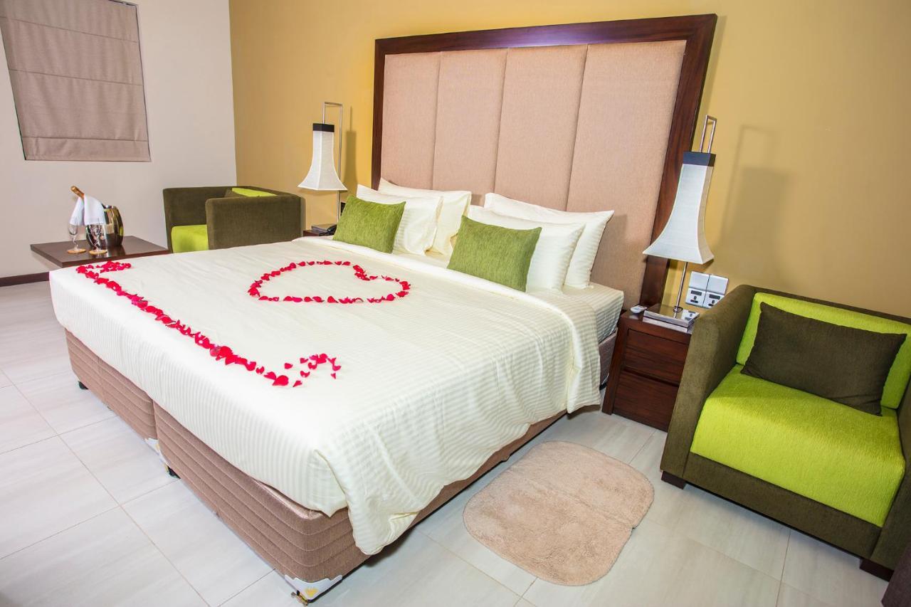 Amora Lagoon Hotel Katunayaka Bagian luar foto