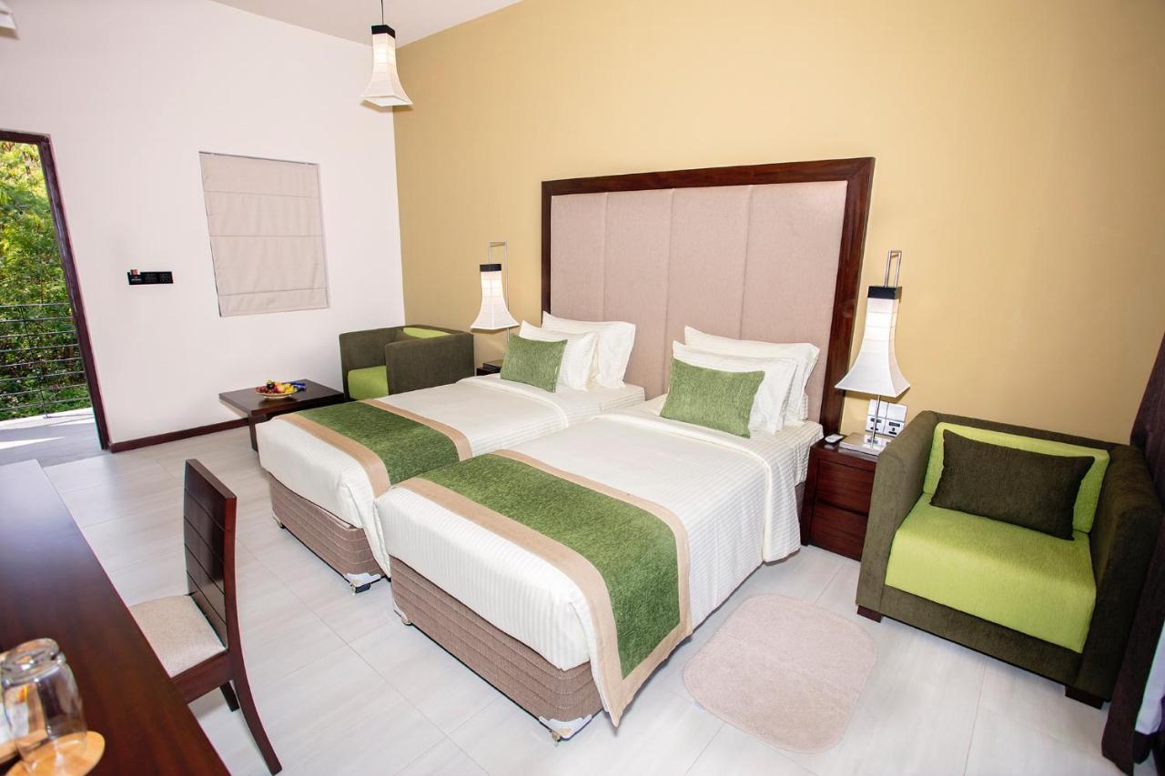 Amora Lagoon Hotel Katunayaka Bagian luar foto