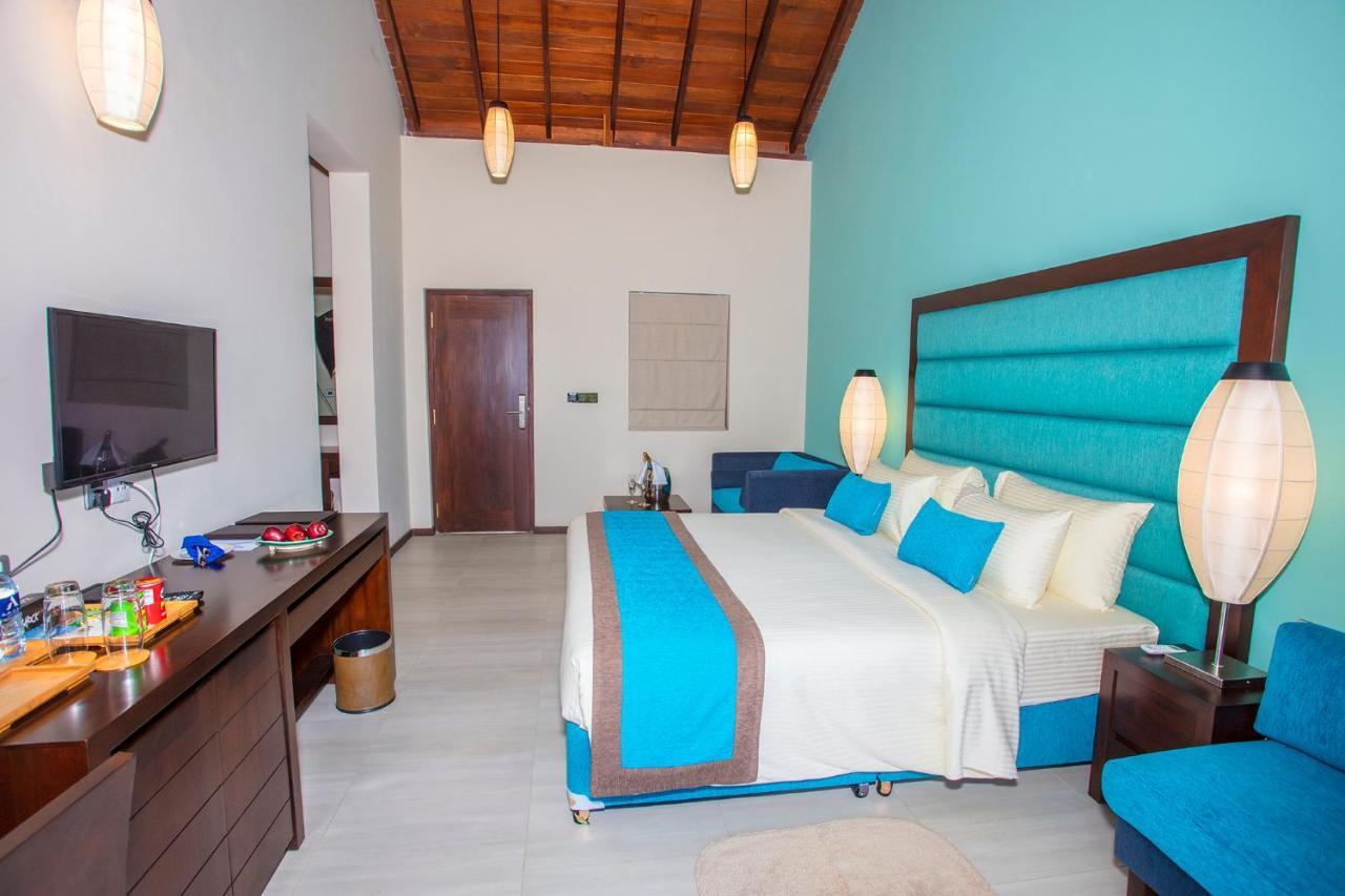 Amora Lagoon Hotel Katunayaka Bagian luar foto
