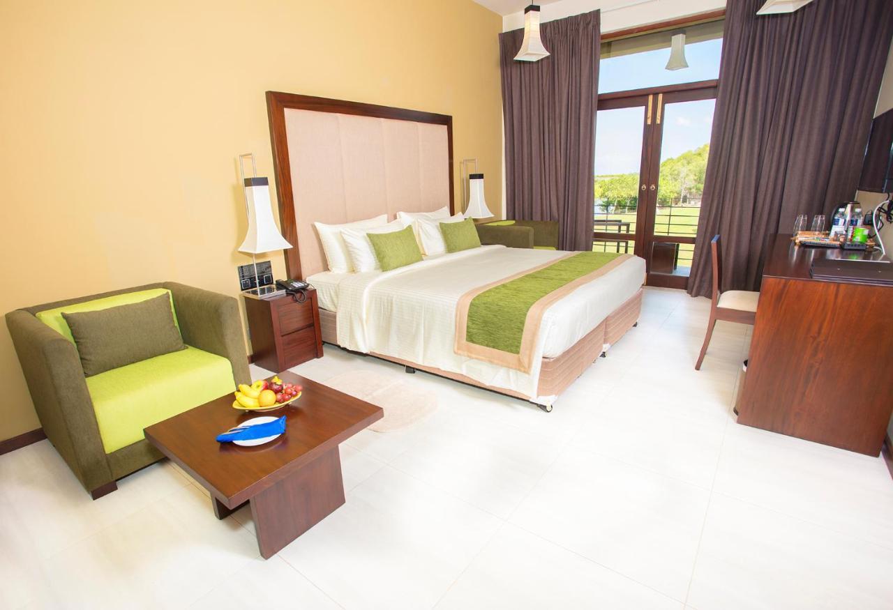 Amora Lagoon Hotel Katunayaka Bagian luar foto