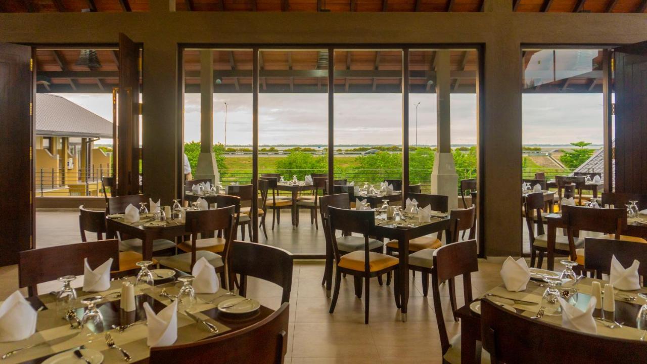 Amora Lagoon Hotel Katunayaka Bagian luar foto