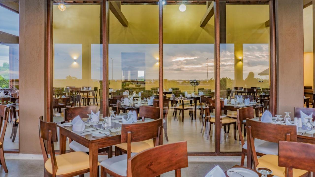 Amora Lagoon Hotel Katunayaka Bagian luar foto
