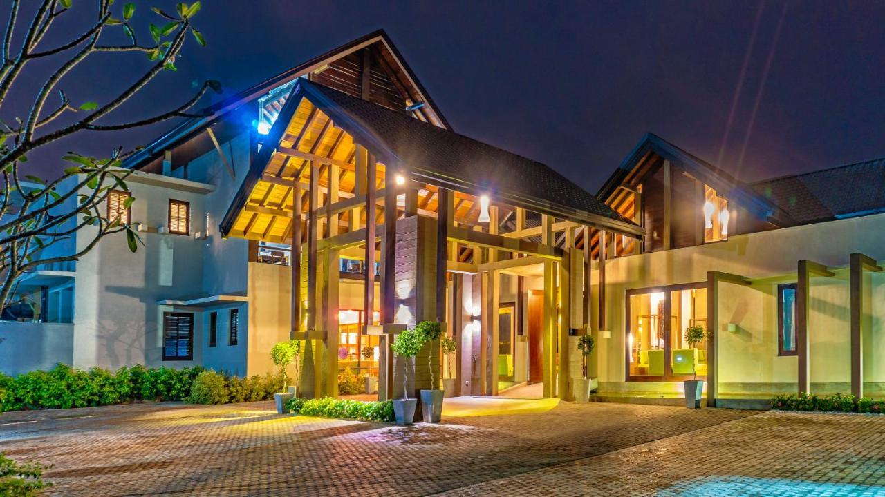 Amora Lagoon Hotel Katunayaka Bagian luar foto