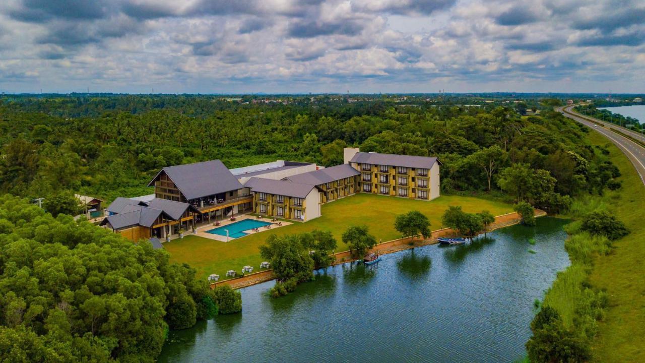 Amora Lagoon Hotel Katunayaka Bagian luar foto