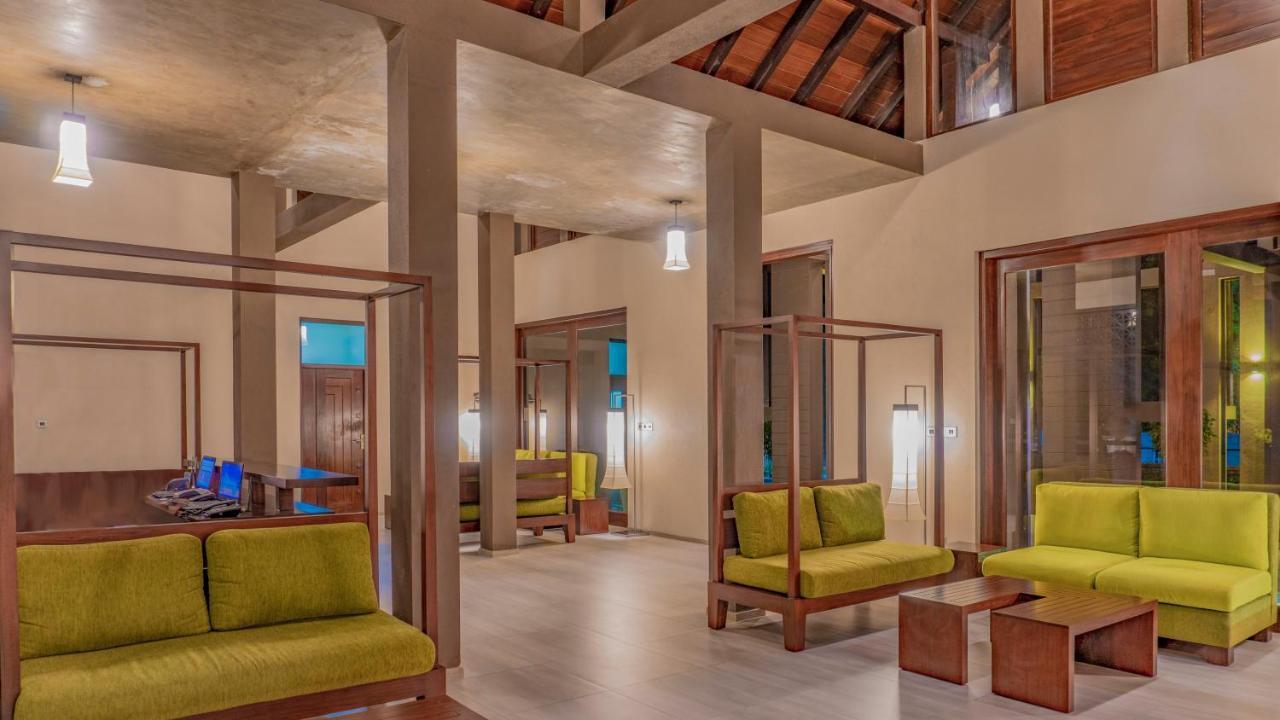 Amora Lagoon Hotel Katunayaka Bagian luar foto
