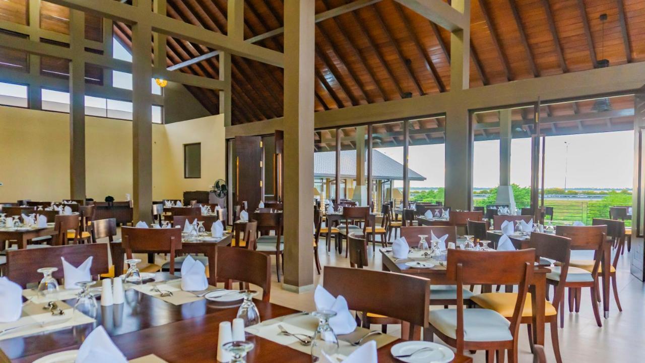 Amora Lagoon Hotel Katunayaka Bagian luar foto