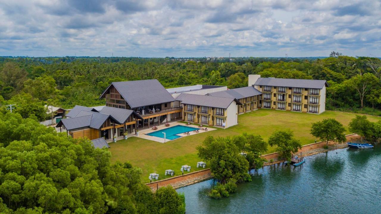Amora Lagoon Hotel Katunayaka Bagian luar foto