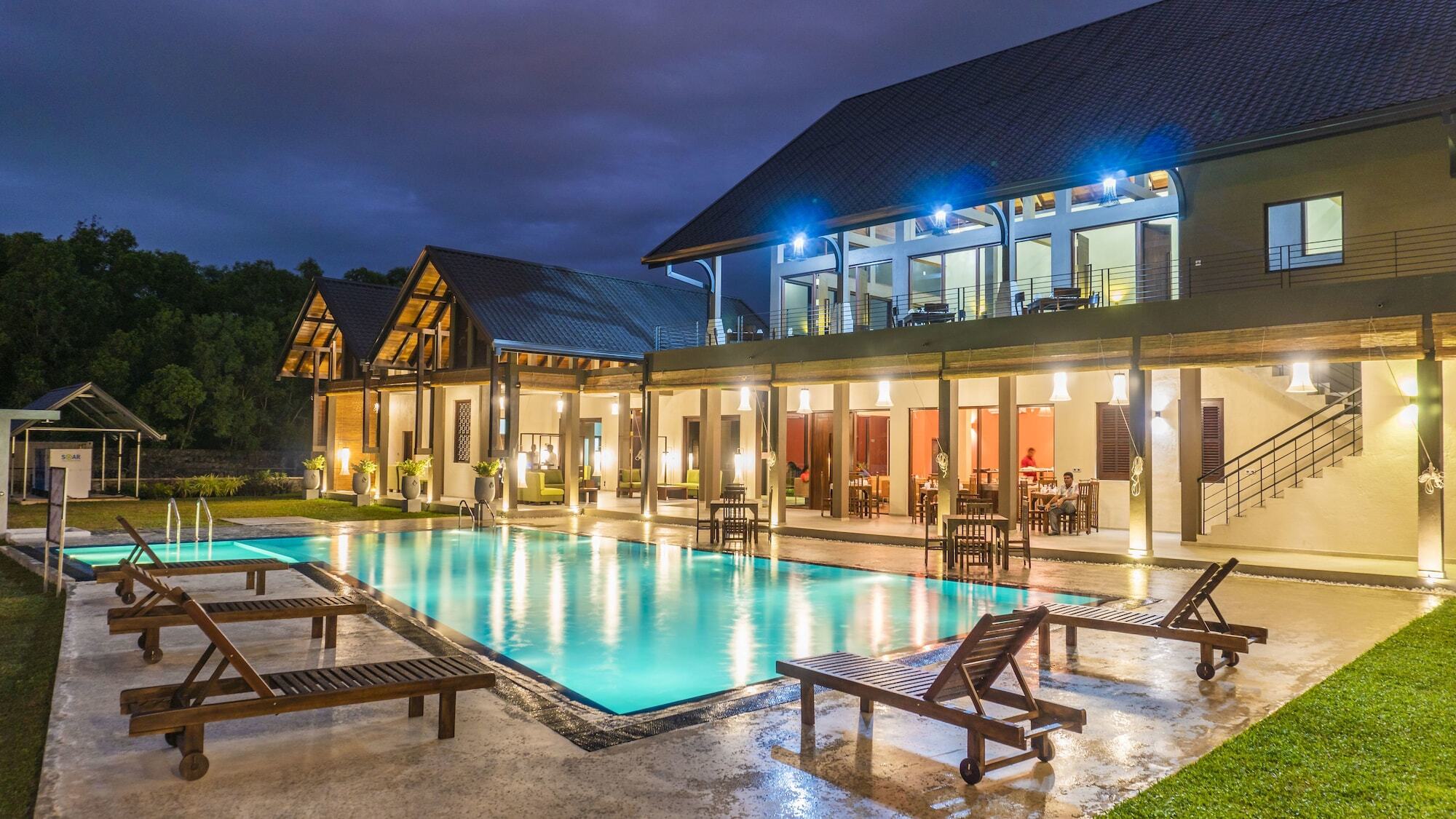 Amora Lagoon Hotel Katunayaka Bagian luar foto